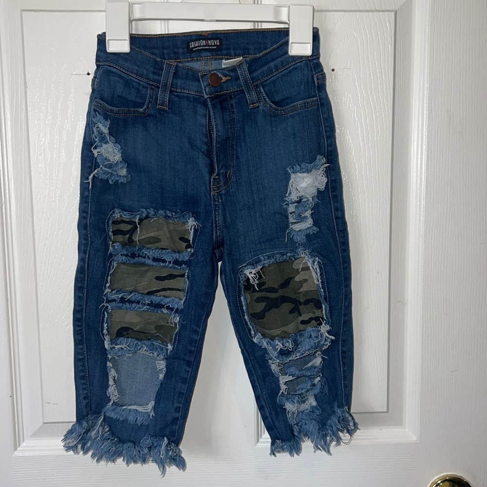 Distressed bermuda shorts